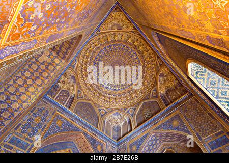 Tilya Kori Moschea e Madrasa situato in Piazza Registan, a Samarkand, Uzbekistan Foto Stock