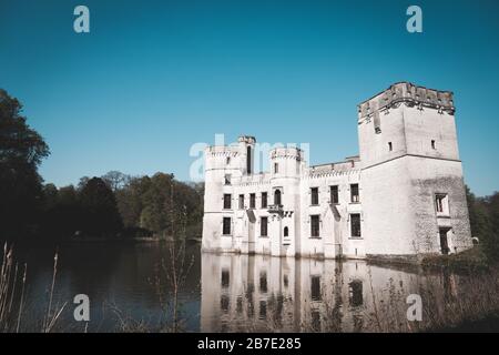 Fiandre Belgio: Castello di Bouchout a Meise in una bella giornata limpida con cielo blu Foto Stock