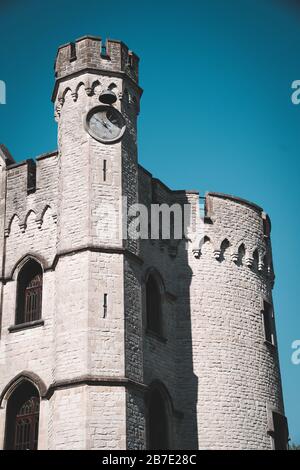 Fiandre Belgio: Castello di Bouchout a Meise in una bella giornata limpida con cielo blu Foto Stock