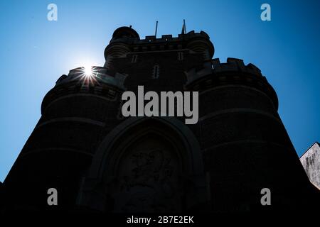 Facciata esterna della facciata del castello di Gaasbeek nel comune di Lennik, Belgio con mattoni e pietre rosse Foto Stock