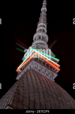 Tetto della Mole Antonelliana, di notte, con le luci che simboleggiano la bandiera italiana tricolore, Torino, Piemonte, Italia Foto Stock
