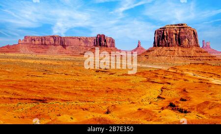 Merrick Butte, Mitten Buttes e Sentinel Mesa, alcune delle enormi Red Sandstone Buttes e Mesa nella Monument Valley, un Parco Tribale Navajo sul bo Foto Stock