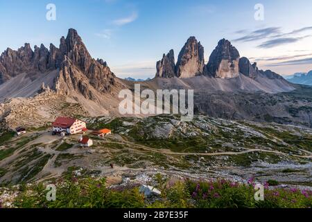 Le famose montagne tre cime delle Dolomiti con il rifugio Dreizinnenhuette al tramonto Foto Stock