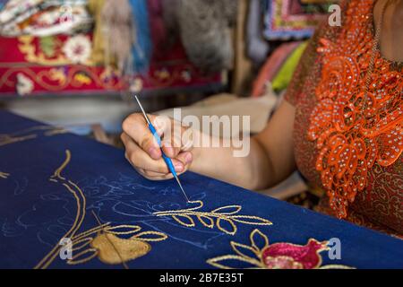Donna uzbeka che fa ricami, a Bukhara, Uzbekistan Foto Stock