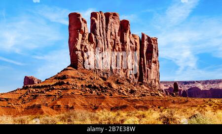 Cammello Butte, una massiccia formazione di arenaria rossa nella Monument Valley, un Navajo Tribal Park al confine tra Utah e Arizona, Stati Uniti Foto Stock