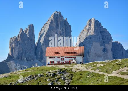 Le famose montagne tre cime delle Dolomiti con il rifugio Dreizinnenhuette di fronte Foto Stock