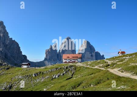 Le famose montagne tre cime delle Dolomiti con il rifugio Dreizinnenhuette di fronte Foto Stock