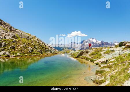 Valmalenco (IT) - Trekking - Laghetto Alpe Campagneda con vista sul Monte Sgraffia Foto Stock