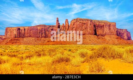 Three Sisters e Mitchell Mesa, alcune delle tante Red Sandstone Buttes e Mesa nella Monument Valley, un Navajo Tribal Park al confine tra Utah e Arizona Foto Stock