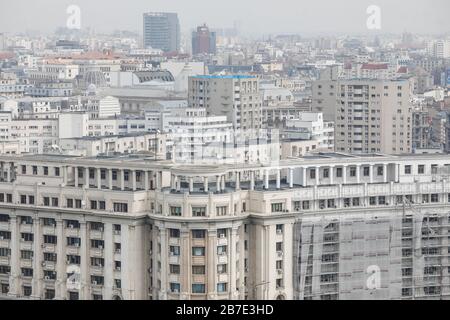 Bucarest, Romania - 03 marzo 2020: Panoramica di Bucarest vista dal Palazzo del Parlamento in una giornata nuvolosa. Foto Stock