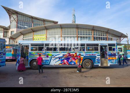 NEBOMBO, SRI LANKA - 03 FEBBRAIO 2020: L'autobus interurbano è arrivato alla stazione degli autobus di Negombo Foto Stock