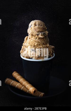 Gelato al caffè gourmet con biscotti di cialda arrotolata. Foto Stock