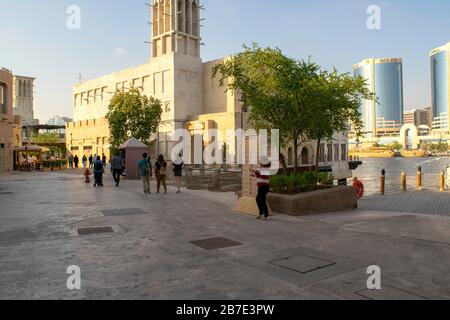 Dubai / Emirati Arabi Uniti - 21 febbraio 2020: Al Seef Village a Bur Dubai. Al Seef, le aree storiche e moderne si mescolano con le persone. Foto Stock