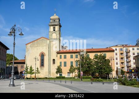 Piazza Vittorio Emanuele II a Pisa in Italia in una giornata di sole Foto Stock