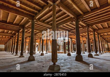 La Moschea di Juma e le sue colonne in legno, a Khiva, Uzbekistan Foto Stock