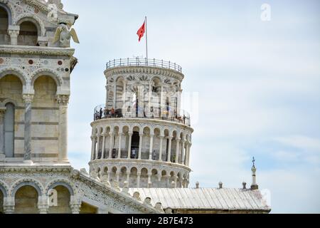 PISA, ITALIA - 14 agosto 2019: La torre pendente di Pisa con un sacco di turisti dietro la cattedrale di Pisa in una giornata di sole Foto Stock