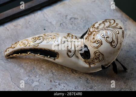 Primo piano di una maschera medica della peste artigianale veneziana. Venezia. Italia. Foto Stock