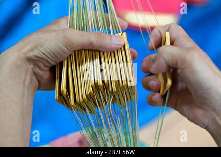 Pezzi di legno utilizzati per la lavorazione artigianale tradizionale di sash a Nukus, Uzbekistan Foto Stock