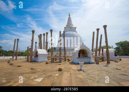 Presso l'antica Thuparama Dagoba in una giornata di sole. Anuradhapura, Sri Lanka Foto Stock