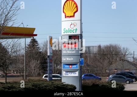 15 Marzo 2020, Londra, Ontario, Canada. I prezzi del gas diminuiscono in Canada a causa dello scoppio globale del coronavirus e di una guerra dei prezzi tra Arabia Saudita e Russia. L'ultima volta che abbiamo visto i prezzi erano 2009. Shell gas Station all'angolo di Highbury e Hamilton Rd a Londra Ontario a 84.9 Centesimi per litro. Luca Durda/Alamy Foto Stock