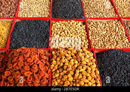 Varietà di frutta secca in OSH Bazar, Kirghizistan Foto Stock