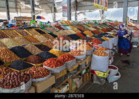 Stand di frutta secca in OSH Bazaar, Bishkek, Kirghizistan Foto Stock