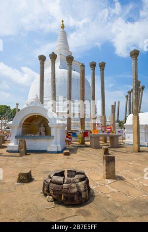 L'antico stupa di Thuparama in una giornata di sole. Anuradhapura, Sri Lanka Foto Stock