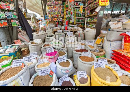 Negozio di spezie e semi in OSH Bazaar, Bishkek, Kirghizistan Foto Stock