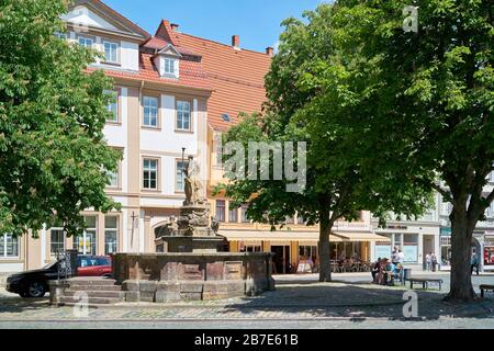 Fontana di Schellenbrunnen al mercato principale della città vecchia di Gotha in Turingia in Germania Foto Stock