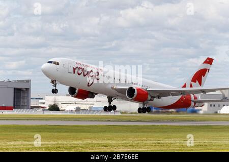 Quebec, Canada.An Air Canada Rouge Boeing 767-300 decollo all'Aeroporto Internazionale Montréal-Pierre Elliott Trudeau Foto Stock