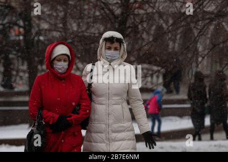 Mosca, Russia. 15 marzo 2020 i russi indossano una maschera medica che cammina in piazza Manege nel centro di Mosca durante la diffusione di notizie sull'epidemia di coronavirus nel mondo, Russia Foto Stock