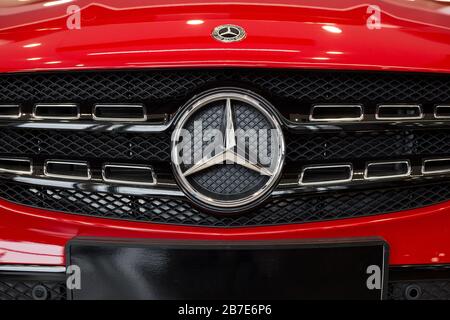 Russia, Izhevsk - 20 febbraio 2020: Logo della Mercedes-Benz in mostra nello showroom del concessionario. Marchio premium. Foto Stock