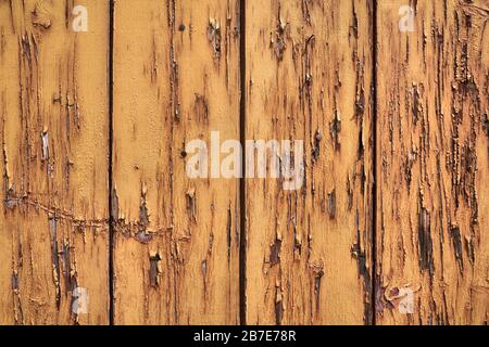 Tavole con vernice sfaldante su una recinzione di legno dilapidata Foto Stock