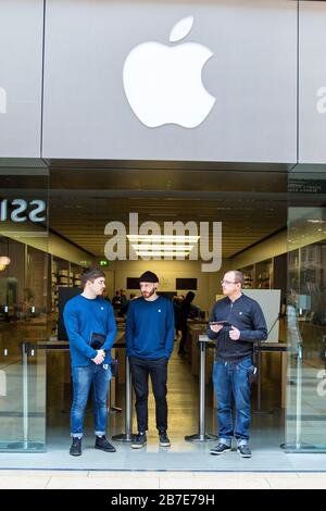 La foto del 14 marzo mostra che il personale ha allontanato i clienti presso l'Apple Store di Cambridge il sabato mattina dopo che tutti i negozi sono stati chiusi a causa dell'epidemia di Coronavirus. Il personale e la sicurezza sono stati visti al di fuori dell'Apple Store a CambridgeÕs Lion Yard oggi (sabato) dopo che l'azienda ha chiuso tutti i suoi negozi in tutto il mondo per due settimane per contribuire a prevenire la diffusione del coronavirus. L'unica eccezione è la Cina, dove ha appena riaperto. Tim Cook, CEO di Apple, ha fatto l'annuncio su Twitter questa mattina presto (sab). Foto Stock