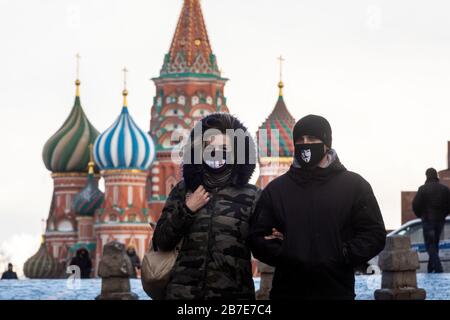 Mosca, Russia. 15 marzo 2020 i russi indossano una maschera facciale che cammina sulla Piazza Rossa di Mosca durante la diffusione di notizie sull'epidemia di coronavirus nel mondo, Russia Foto Stock
