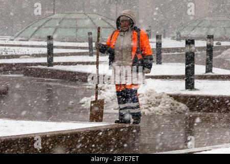 Mosca, Russia - 15 marzo 2020: Un dipendente dei servizi comunali rimuove la neve durante la caduta anomala di neve sulla piazza Manege nel centro di Mosca, Russia Foto Stock