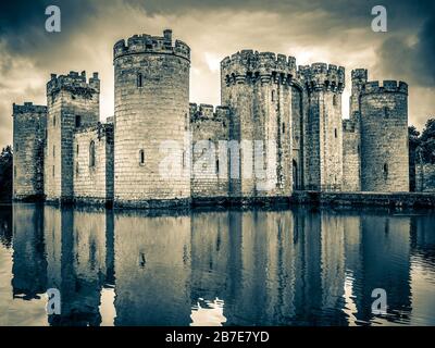 Architettura medievale 14th secolo Bodiam Moated Castello preso a Robertsbridge East Sussex il 5th luglio 2015 in un tono bianco e nero Foto Stock
