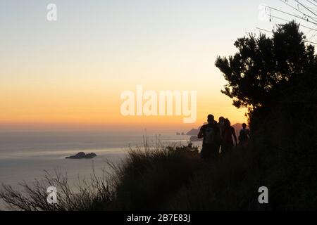 Passeggiata trekking sul sentiero degli dei al tramonto Foto Stock