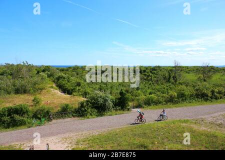 Vista a sud da una piattaforma di osservazione sulla cima di Battery Harris East, un vecchio casemate in cemento abbandonato, che risale al 1941, l'11 agosto 20 Foto Stock