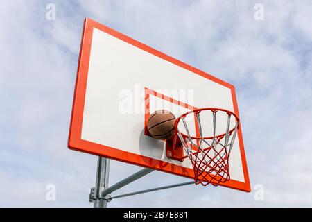 Basket bloccato su basketboard, tra cerchio e tavola Foto Stock