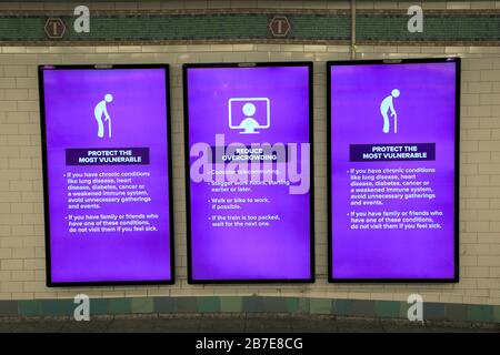 I cartelli digitali MTA mostrano informazioni su come evitare, prevenire la diffusione di Coronavirus, Stazione della metropolitana Time Squares, New York City, 15 marzo 2020 Foto Stock