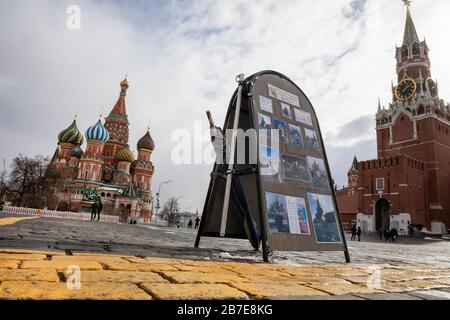 Mosca, Russia. 15 marzo 2020 ci sono poche persone e nessun turista in Piazza Rossa durante il fine settimana nel centro di Mosca durante la diffusione dell'epidemia di coronavirus nel mondo. Centinaia di persone russe e turisti stranieri di solito camminano sulla piazza Rossa nei fine settimana. Da lunedì 16 marzo 2020, la Russia impone restrizioni al traffico aereo con i paesi dell'UE, la Svizzera e la Norvegia. Foto Stock