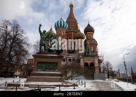 Mosca, Russia. 15 marzo 2020 ci sono poche persone e nessun turista in Piazza Rossa durante il fine settimana nel centro di Mosca durante la diffusione dell'epidemia di coronavirus nel mondo. Centinaia di persone russe e turisti stranieri di solito camminano sulla piazza Rossa nei fine settimana. Da lunedì 16 marzo 2020, la Russia impone restrizioni al traffico aereo con i paesi dell'UE, la Svizzera e la Norvegia. Foto Stock