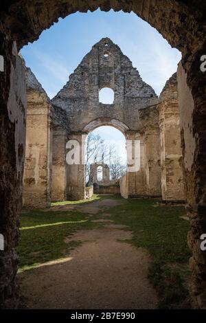 Le rovine del monastero francescano medievale deserto dedicato a Santa Caterina d'Alessandria chiamato Katarinka in bassa Carpazi, Slovacchia Foto Stock