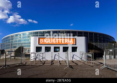 Palaeur, Palazzo dello Sport, esterno del Palazzo dello Sport. Biglietteria. EUR. Roma, Italia, Europa, UE. Cielo blu, spazio di copia. Foto Stock