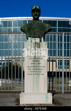 Monumetto di Tazio Nuvolari di fronte al Palaeur, Palazzo dello Sport, Palazzetto dello Sport. EUR, Roma, Italia, Europa, UE Foto Stock