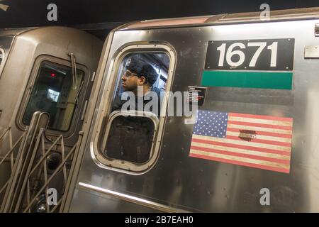 Conduttore del treno della metropolitana nella stazione a Grand Central/42nd Street a Manhattan, New York City. Foto Stock