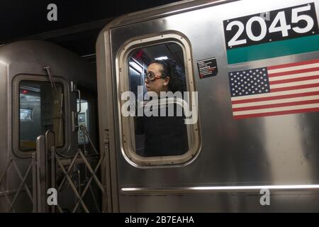 Conduttore del treno della metropolitana nella stazione a Grand Central/42nd Street a Manhattan, New York City. Foto Stock