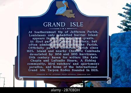 Un pellicano bianco è presente in cima ad un marcatore storico, il 6 marzo 2011, a Grand Isle, Louisiana. Foto Stock