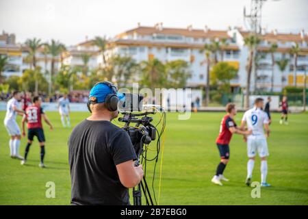 cameraman con fotocamera riprese video su gioco di calcio Foto Stock